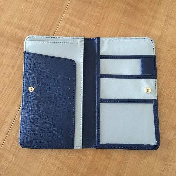 ⭐️ 2/$20 Navy Travel Wallet - Picture 2 of 2